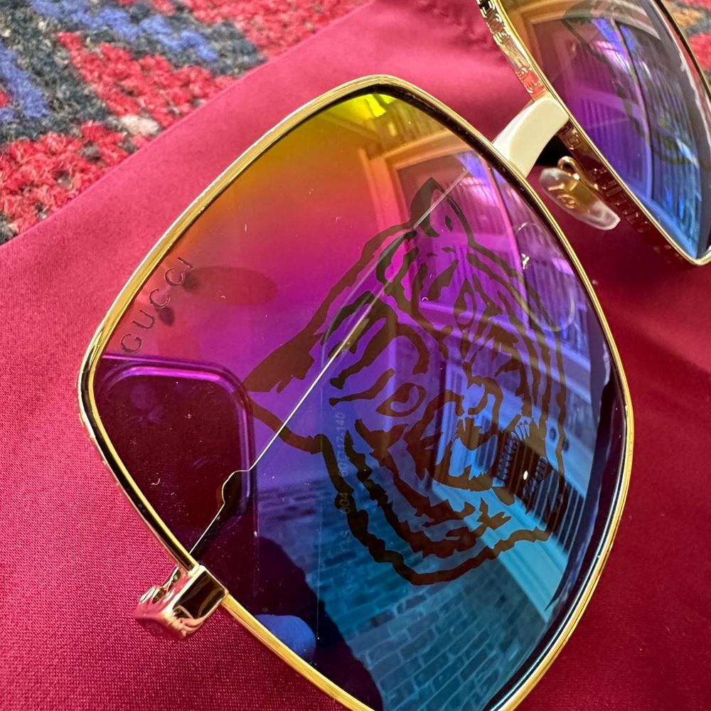 Gucci Tiger Sunglasses w Bag & Case